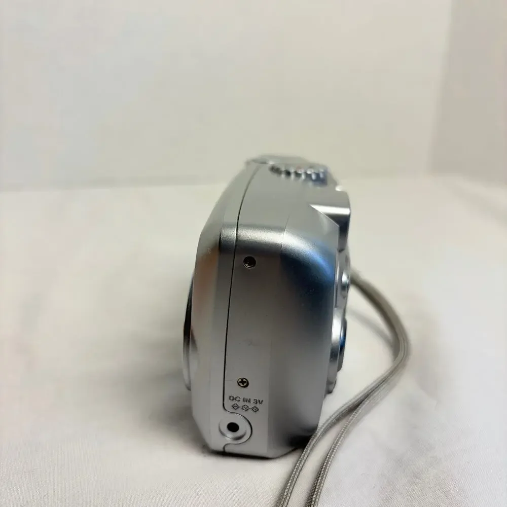 Kodak Easy Share 2 mega pixel digital camera. CX6230. no cords, untested